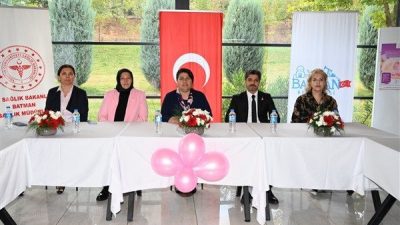 Meme Kanseri Farkındalık Ayı kapsamında Batman Belediyesi Gl&uuml;tensiz Kafe&rsquo;de d&uuml;zenlenen