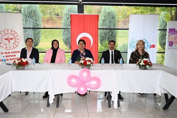 Meme Kanseri Farkındalık Ayı kapsamında Batman Belediyesi Gl&uuml;tensiz Kafe&rsquo;de d&uuml;zenlenen