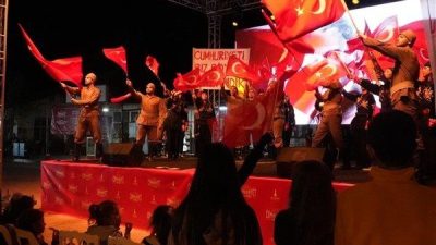 Bergama Ayaskent Mahallesi'ndeki kutlamalar, Bergama Belediye Bandosu eşliğinde saygı duruşunda