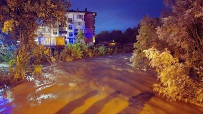 İtfaiye ve polis de dahil olmak &uuml;zere acil m&uuml;dahale ekipleri,