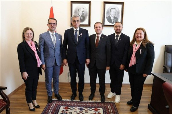 Ziyarette, Bursa&rsquo;da y&uuml;r&uuml;t&uuml;len kanserle m&uuml;cadele faaliyetleri ve farkındalık projeleri ele