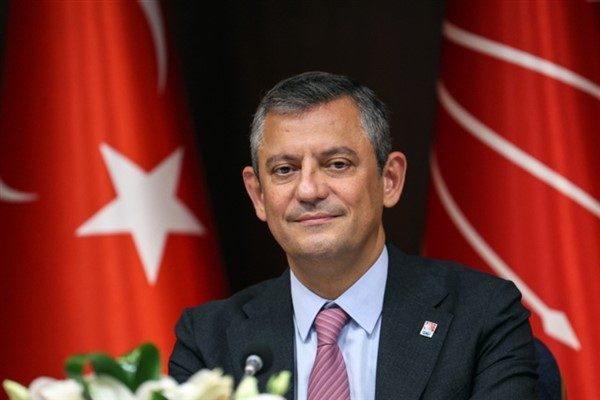 CHP Genel Başkanı &Ouml;zel, &Uuml;sk&uuml;dar Belediye Başkanı Sinem Dedetaş&rsquo;ı makamında