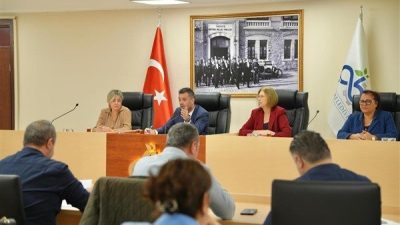 &Ccedil;orlu Belediye Başkanı Ahmet Sarıkurt başkanlığında &Ccedil;orlu Belediyesi Meclis Salonu&rsquo;nda