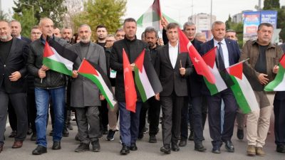 &Ccedil;orlu Filistin İnisiyatifi tarafında organize edilen y&uuml;r&uuml;y&uuml;şe vatandaşlar, &Ccedil;orlu Belediye