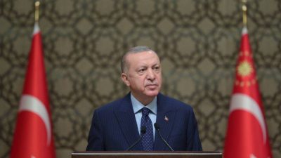Cumhurbaşkanı Erdoğan, yayımladığı mesajda &ldquo;Asaletiyle, karakteriyle, &ouml;rnek duruşuyla g&ouml;n&uuml;llerde taht