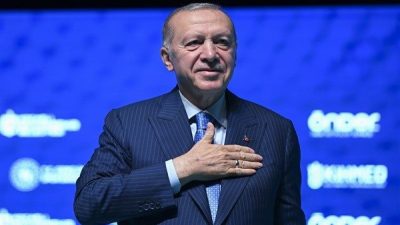 Cumhurbaşkanı Recep Tayyip Erdoğan, memleketi Rize&rsquo;nin G&uuml;neysu il&ccedil;esinde vatandaşlara hitap