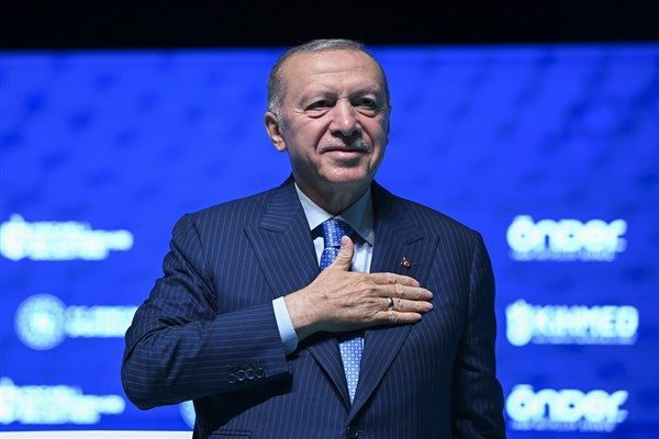Cumhurbaşkanı Recep Tayyip Erdoğan, memleketi Rize&rsquo;nin G&uuml;neysu il&ccedil;esinde vatandaşlara hitap