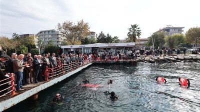 Atat&uuml;rk Anıtı&rsquo;nda d&uuml;zenlenen t&ouml;rene; Karam&uuml;rsel Belediye Başkanı Ahmet &Ccedil;alık, İl&ccedil;e