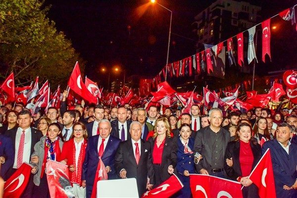 Cumhuriyet&rsquo;in 102. yıld&ouml;n&uuml;m&uuml;, Bursa&rsquo;da d&uuml;zenlenen programlarla kutlandı. Bursalılar Nil&uuml;fer&rsquo;de her