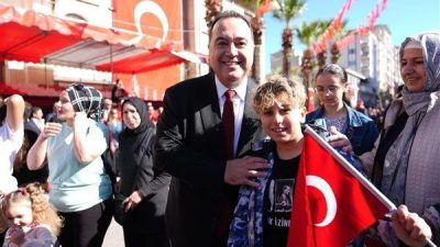 Valilik &ouml;n&uuml;nde devam eden kutlama programında, Manisa Valisi Vahdettin &Ouml;zkan,