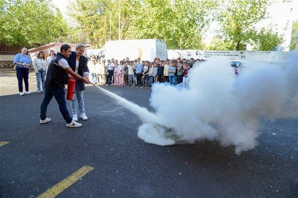 Yenişehir İlkokulu&rsquo;nda ger&ccedil;ekleştirilen afet farkındalık eğitimlerinde &ouml;ğretmen ve &ouml;ğrencilere, deprem