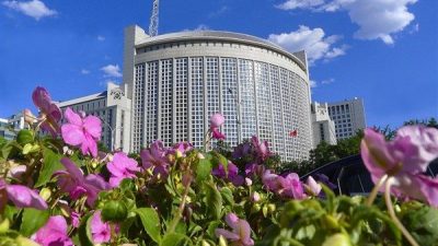 Lin, d&uuml;zenlenen olağan basın toplantısında, Uluslararası Robotik Federasyonu Başkanı Takayuki