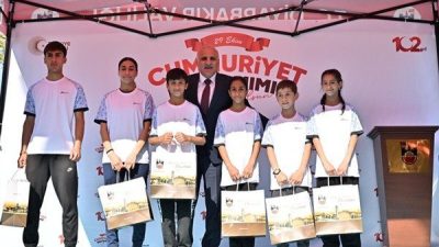 Diyarbakır&rsquo;da 29 Ekim Cumhuriyet Bayramı, Valilik &ouml;n&uuml;nde d&uuml;zenlenen t&ouml;renle b&uuml;y&uuml;k