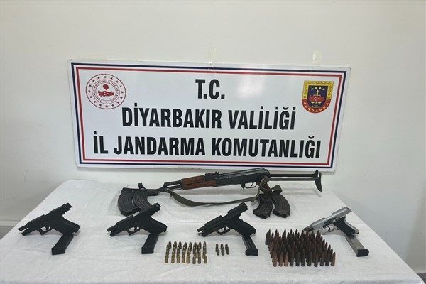 Operasyonda iki GLOCK marka 9 mm ruhsatsız tabanca, bir SIG