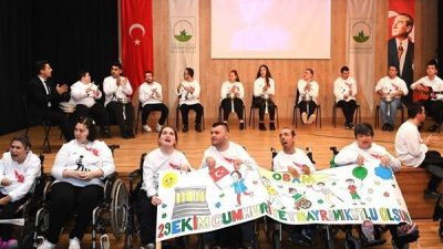 Osmangazi G&ouml;steri Merkezinde d&uuml;zenlenen kutlama etkinliğinde sahne alan &ouml;zel &ouml;ğrenciler,