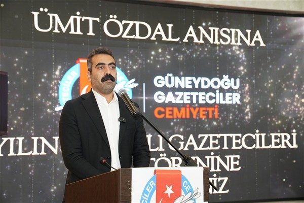 Sur il&ccedil;esindeki bir otelde d&uuml;zenlenen t&ouml;rene, Eş Başkan Hatun&rsquo;un yanı
