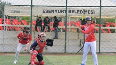 Marmara B&ouml;lgesinden 5 takımın katıldığı turnuvada b&uuml;y&uuml;kler ve k&uuml;&ccedil;&uuml;kler kategorisinde
