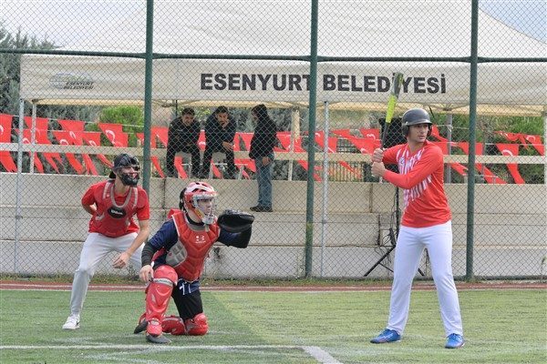 Marmara B&ouml;lgesinden 5 takımın katıldığı turnuvada b&uuml;y&uuml;kler ve k&uuml;&ccedil;&uuml;kler kategorisinde