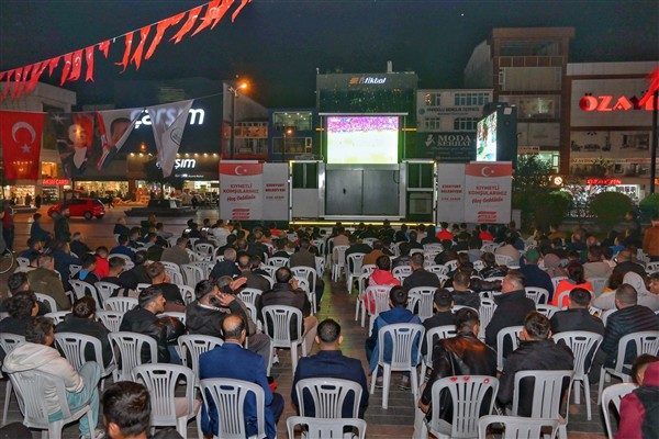 Belediyenin mobil ikram ara&ccedil;larından yapılan ikramlar eşliğinde vatandaşlar, Galatasaray&rsquo;ın 3-1&rsquo;lik