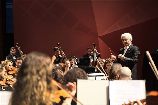 Konserin ilk b&ouml;l&uuml;m&uuml;nde E. Elgar&rsquo;ın Yaylı &Ccedil;algılar i&ccedil;in Serenad, Mi