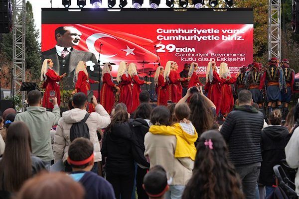 Eskişehir B&uuml;y&uuml;kşehir Belediyesi tarafından , Cumhuriyet&rsquo;in 102. yılı etkinlikleri kapsamında