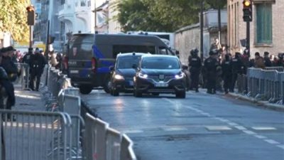 70 yaşındaki Nicolas Sarkozy, Seine Nehri'nin g&uuml;neyindeki Montparnasse semtindeki k&ouml;t&uuml;