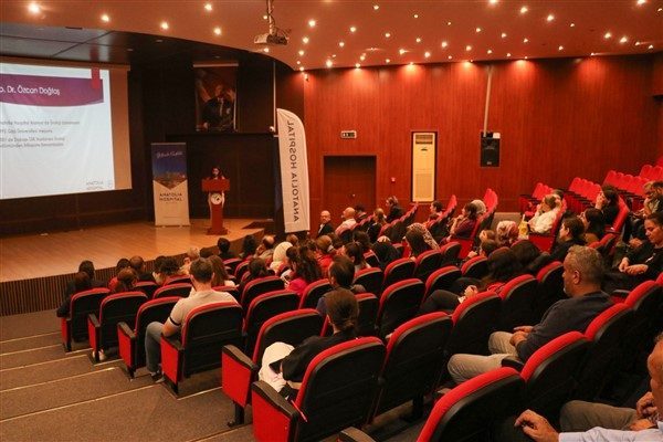 &ldquo;Kanserde Erken Tanı Hayat Kurtarır!&rdquo; sloganıyla d&uuml;zenlenen etkinlikte alanında uzman