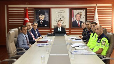81 il valisinin katılımıyla ger&ccedil;ekleşen toplantıda, trafik g&uuml;venliğine ilişkin yeni