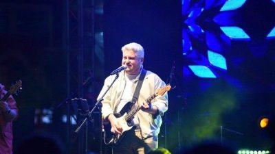 Atat&uuml;rk Meydanı&rsquo;nda sahne alan&nbsp;Monte Krizde grubu ve DJ Erkan Kara