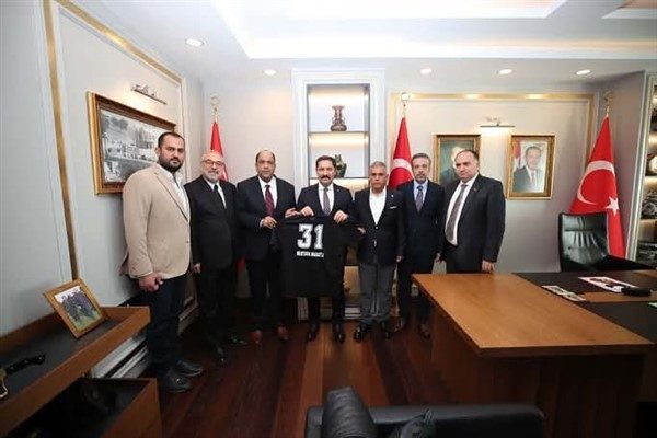 Ziyarette, Hatayspor&rsquo;un yeni y&ouml;netimini tebrik eden Vali Masatlı, g&ouml;revlerinin hayırlı
