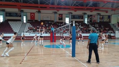 Merkez Spor Salonu&rsquo;nda oynanan m&uuml;cadelede arsaVev Hatay Kadın Voleybol Takımı,