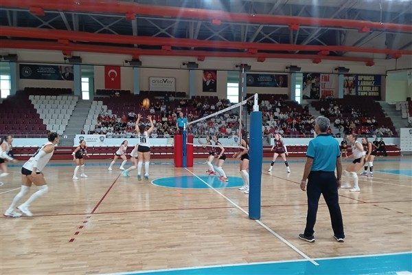 Merkez Spor Salonu&rsquo;nda oynanan m&uuml;cadelede arsaVev Hatay Kadın Voleybol Takımı,