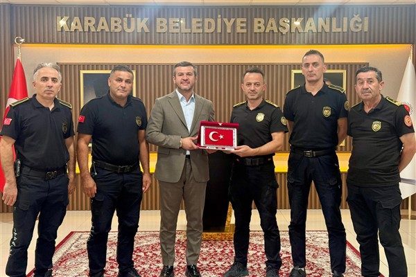 Ziyarette, belediye itfaiye personeli &ccedil;alışmaları hakkında Karab&uuml;k Belediye Başkanı &Ouml;zkan