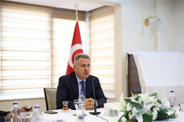 İzmir Valisi S&uuml;leyman Elban, kayıp vatandaş i&ccedil;in &ccedil;alışmaların s&uuml;rd&uuml;r&uuml;ld&uuml;ğ&uuml;n&uuml; belirterek