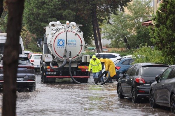 İzmir&rsquo;de sabah saatlerinden itibaren şiddetini artıran sağanak yağış, kentin bazı