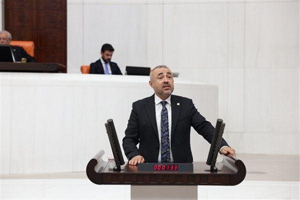 Karatutlu, il&ccedil;ede yaşayan vatandaşların b&uuml;y&uuml;k sıkıntılar yaşadığını ifade ederek &ldquo;Yollar