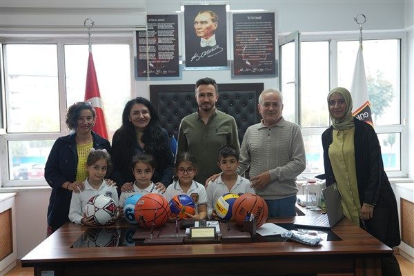 İl&ccedil;edeki okullarda &ouml;ğrenciler ve &ouml;ğretmenlerin yoğun katılımıyla ger&ccedil;ekleştirilen kampanya, &ccedil;evre