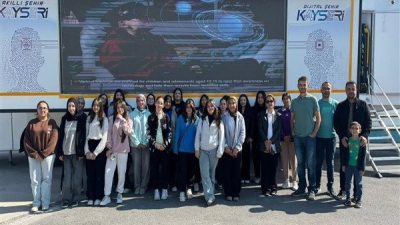 Yapay Zeka Hackatlon etkinliği kapsamında, farklı okullardan katılan 22 kız