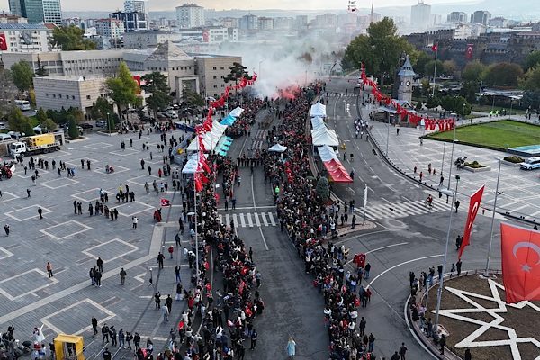 T&uuml;rkiye Cumhuriyeti&rsquo;nin 102&rsquo;nci kuruluş yıld&ouml;n&uuml;m&uuml; dolayısıyla Kayseri&rsquo;de d&uuml;zenlenen kutlama t&ouml;renleri