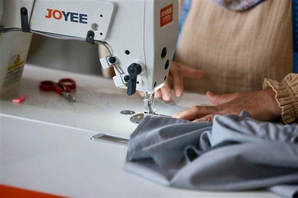 Kepez Belediyesi b&uuml;nyesinde faaliyete ge&ccedil;en Tekstil At&ouml;lyesi, kadınların iş g&uuml;c&uuml;ne