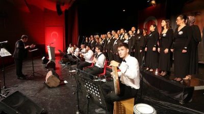Erdem Bayazıt K&uuml;lt&uuml;r Merkezi&rsquo;nde d&uuml;zenlenen konserde, Mimar Sinan Akademi T&uuml;rk