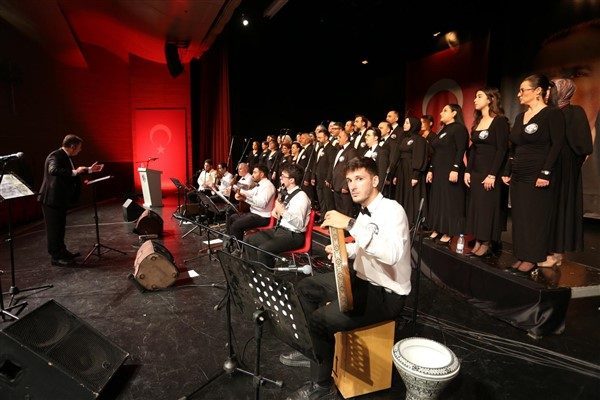 Erdem Bayazıt K&uuml;lt&uuml;r Merkezi&rsquo;nde d&uuml;zenlenen konserde, Mimar Sinan Akademi T&uuml;rk