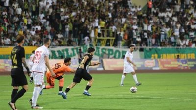 Şanlıurfa 11 Nisan Stadyumu&rsquo;nda oynanan karşılaşmada Kızılkaya Tarım Şanlıurfaspor, Anagold