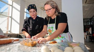 Konak Belediyesi&rsquo;nin İzmir B&uuml;y&uuml;kşehir Belediyesi Meslek Fabrikasıyla birlikte y&uuml;r&uuml;tt&uuml;ğ&uuml; eğitim