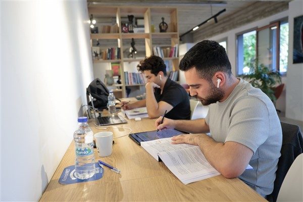 Sessiz &ccedil;alışma ortamı, zengin kitap koleksiyonu ve &uuml;cretsiz Wi-Fi hizmetiyle