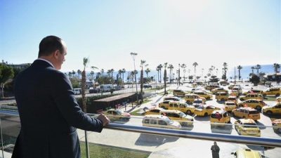 Cumhuriyet'in 102&rsquo;nci yılı Konyaaltı&rsquo;nda kutlandı. Konyaaltı&rsquo;nda hizmet veren taksici esnafı,