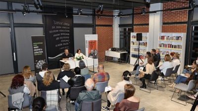 Koza K&uuml;t&uuml;phane&rsquo;de ger&ccedil;ekleşen etkinlikte T&uuml;rker, yazar Hakan Akdoğan&rsquo;ın moderat&ouml;rl&uuml;ğ&uuml;nde &ldquo;Kadın