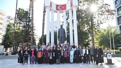 Kumluca Belediyesi,&nbsp;Muhtarlar G&uuml;n&uuml; dolayısıyla Cumhuriyet Meydanı&rsquo;nda Atat&uuml;rk Anıtı&rsquo;na &ccedil;elenk sunuldu.