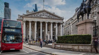 Analistlere g&ouml;re, İngiltere'nin FTSE Endeksi y&uuml;zde 0,2, Almanya'nın DAX Endeksi