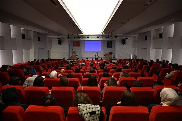 Seminerde, eğitim ve kariyer danışmanı Nur Erdem &Ouml;zeren tarafından bilgiler